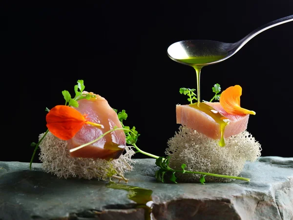 Cucina raffinata, sashimi di tonno fresco crudo — Foto Stock