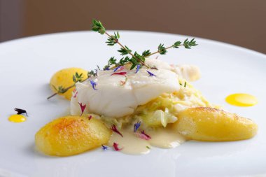 Güzel yemekler, baharatlı, otlu, patatesli ve sebzeli deniz ürünleri filetosu.