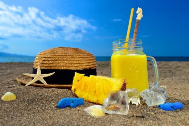 Gerçek tropikal sahilde taze ananas kokteyli.