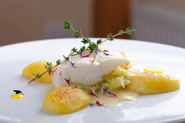 Fina Comida Filete Pescado Seabream Con Hierbas Especias Patatas Verduras — Foto de Stock