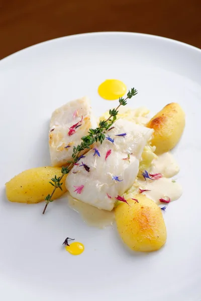 Fine Dining Seabream Fish Fillet Herbs Spice Potato Vegetable — Stock Photo, Image