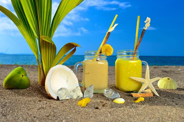 Two Fresh Juices Beach — Stock Photo, Image