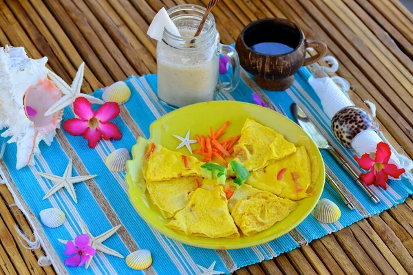 Café Manhã Saudável Com Ovos Mexidos Suco Frutas Fundo Madeira — Fotografia de Stock