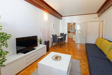 Evin içinde şık beyaz yatak odası