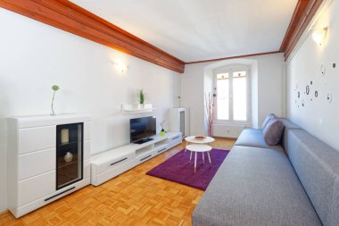 Ahşap zeminli modern oturma odası.