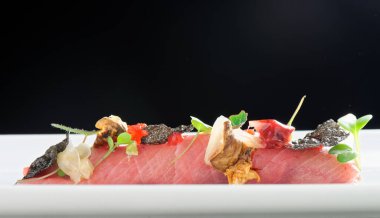 Çıtır pilav ve yosunlu taze ton balığı.