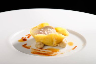 Foie gras 'lı güzel bir ravioli.