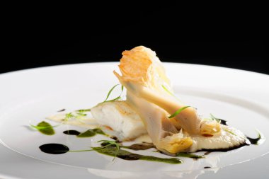 Güzel yemekler, ıspanak soslu fırında balık fileto ve kızarmış soğan.