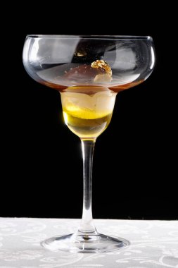 Güzel yemek tatlısı, fındıklı dondurma gerçek altın yapraklı ve siyah zeytinyağlı çikolata.