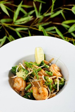 Shrimps Pad Thai (Thailand's national dishes) clipart