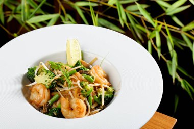 Karides Pad Thai (Tayland 'ın ulusal yemekleri)