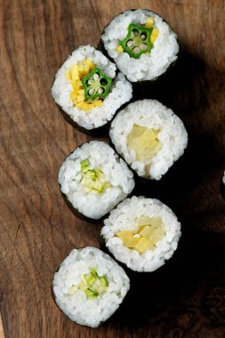 Kırsal ahşap masada taze suşi yakın plan.