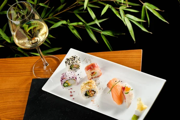 日本のおいしい寿司セットワインのグラス — ストック写真