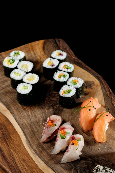 Zbliżenie Świeżego Sushi Rustykalnym Drewnianym Stole — Zdjęcie stockowe