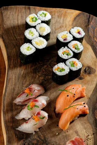 Zbliżenie Świeżego Sushi Rustykalnym Drewnianym Stole — Zdjęcie stockowe