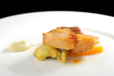 Taze ızgara domuz eti ve sebze.