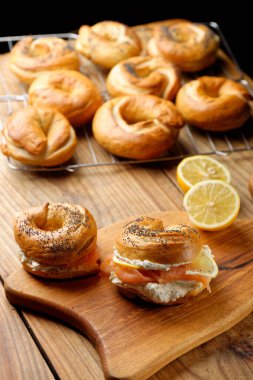 Sağlıklı taze pişmiş simit füme somon gevreği ve krem peynirle dolu.