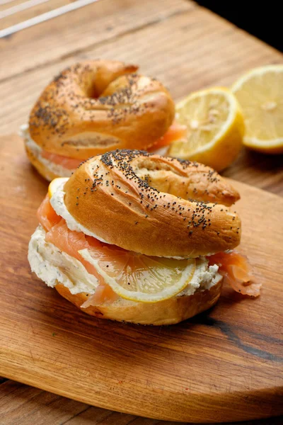 Bagel Appena Sfornato Ripieno Salmone Affumicato Lassista Crema Formaggio — Foto Stock