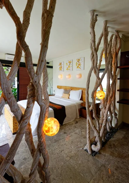 豪華なトロピカルヴィラ ベッドルームのインテリア — ストック写真