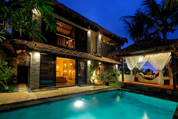 Villa Tropical Moderna Con Piscina — Foto de Stock
