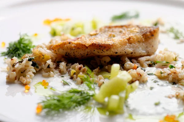 Cena Fina Filete Pescado Blanco Sobre Arroz Salvaje Integral — Foto de Stock