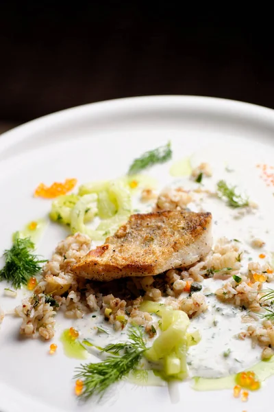 Cena Fina Filete Pescado Blanco Sobre Arroz Salvaje Integral —  Fotos de Stock