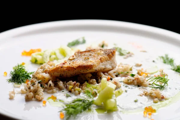 Cena Fina Filete Pescado Blanco Sobre Arroz Salvaje Integral — Foto de Stock