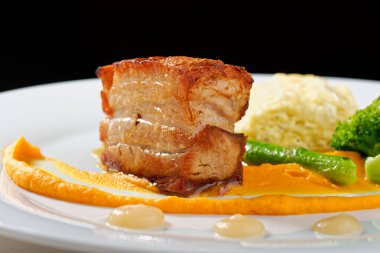 Taze ızgara domuz eti ve sebze.