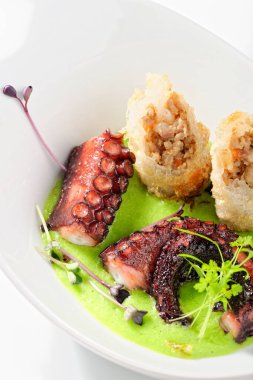 Lokanta masasında deniz ürünleri aperatifi