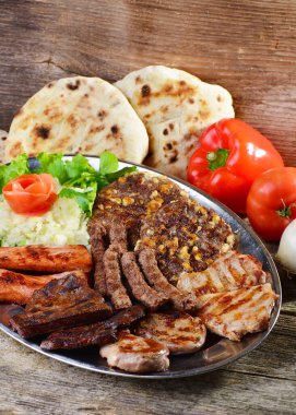 Izgara biftek de dahil bir tabak sağlıklı et. Balkan yemekleri