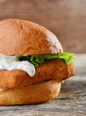 Taze ve kızarmış balık burger ve sebze.