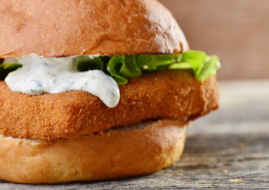 Taze ve kızarmış balık burger ve sebze.