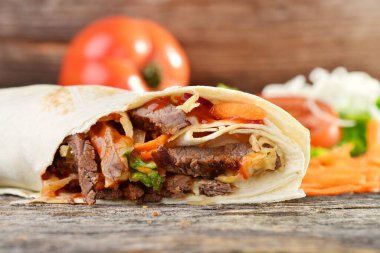 Biftek ve sebzeli lezzetli kebap.