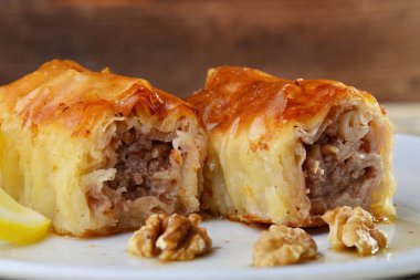 El yapımı ceviz baklavası, geleneksel Türk pastası.