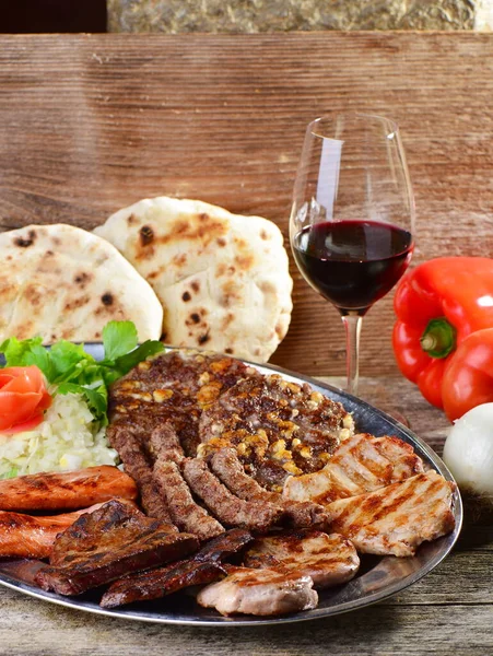 Gesunde Platte Mit Gemischtem Fleisch Einschließlich Gegrilltem Steak Balkan Lebensmittel — Stockfoto