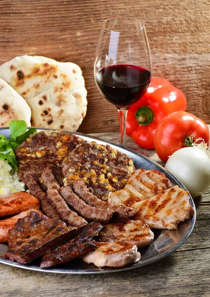 Izgara Biftek Dahil Bir Tabak Sağlıklı Balkan Yemekleri — Stok fotoğraf