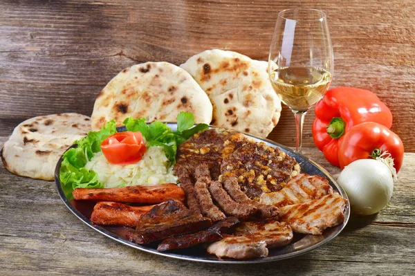 Υγιεινή Πιατέλα Ανάμεικτα Κρέατα Συμπεριλαμβανομένης Ψημένης Μπριζόλας Βαλκανικό Φαγητό — Φωτογραφία Αρχείου