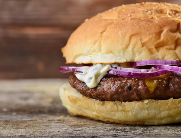 Hambúrguer Queijo Bacon Gourmet Com Cebola — Fotografia de Stock