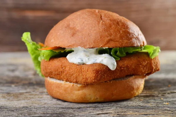 Hamburger Pesce Fresco Fritto Con Verdure — Foto Stock