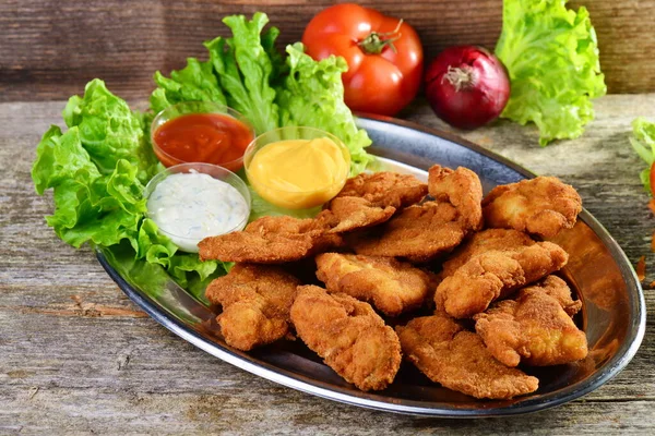 Filetes Pollo Frito Sobre Fondo Madera — Foto de Stock