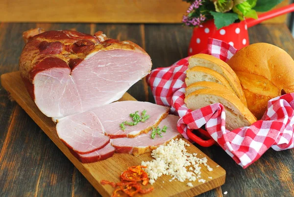 Delizioso Prosciutto Affumicato Una Tavola Legno Con Spezie — Foto Stock