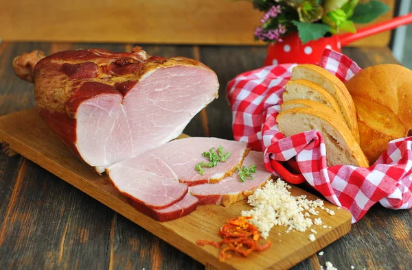 Delizioso Prosciutto Affumicato Una Tavola Legno Con Spezie — Foto Stock