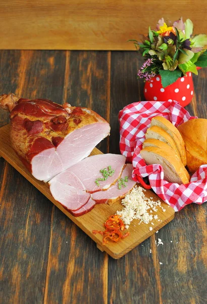 Heerlijke Gerookte Ham Een Houten Plank Met Kruiden — Stockfoto