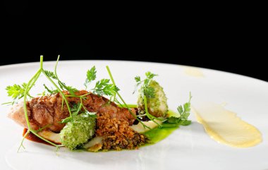 Hamburger, patates püresi ve maydanozlu biftek.