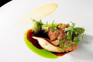 Hamburger, patates püresi ve maydanozlu biftek.