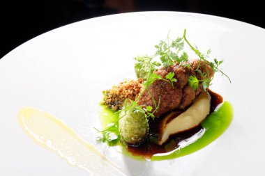 Hamburger, patates püresi ve maydanozlu biftek.