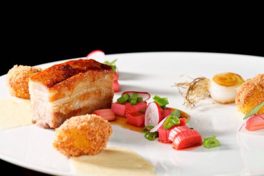 Taze ızgara domuz eti ve raventli sebze.