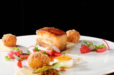 Taze ızgara domuz eti ve raventli sebze.