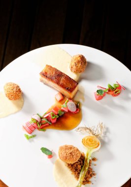 Taze ızgara domuz eti ve raventli sebze.