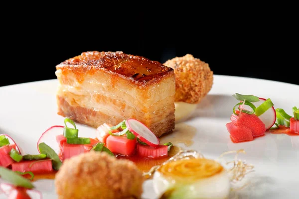 Taze ızgara domuz eti ve raventli sebze.